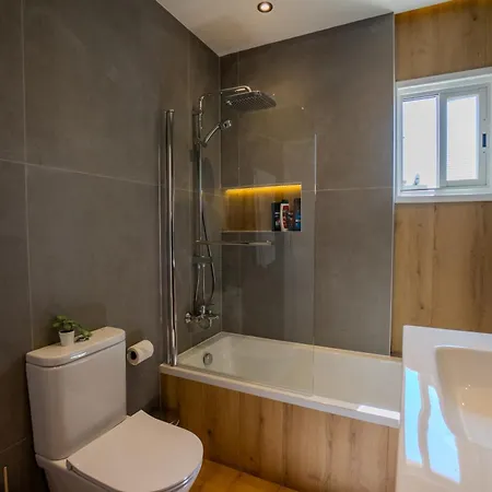 Perfect For Families, 3 Min Away, Brand New *