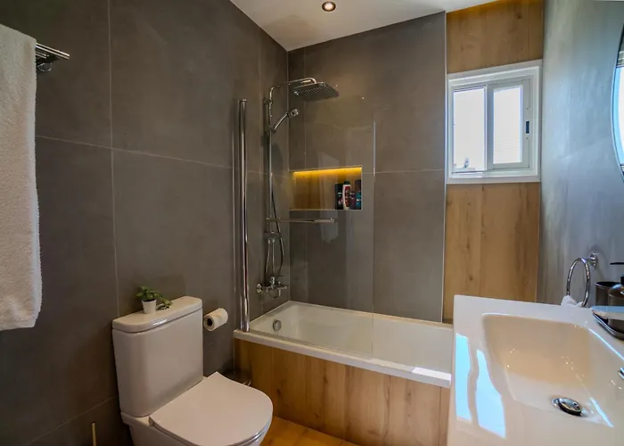 Perfect For Families, 3 Min Away, Brand New *