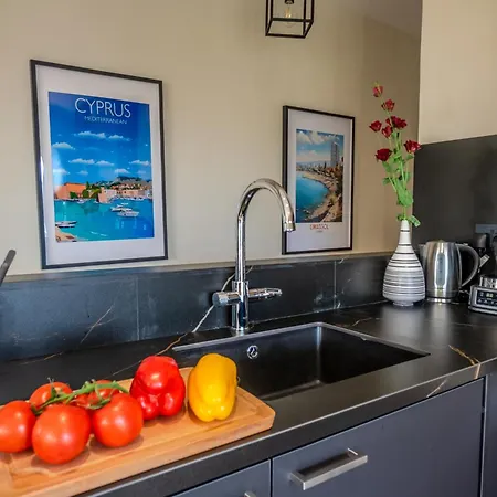 Daire Perfect For Families, 3 Min Away, Brand New
